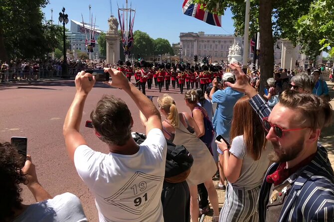 London Bike Tour: Landmarks, Secret Gems, Pub Stop & Street Art - A 15-minute pause at the Lamb & Flag