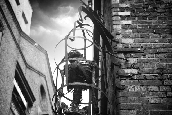 London Bridge Ghost Walking Tour - The Shard and the city skyline