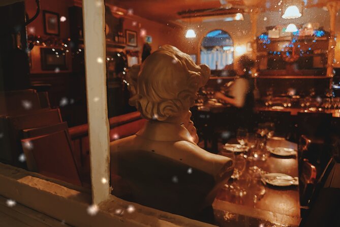 London Christmas Carol & Charles Dickens Small Group Walking Tour - Ye Olde Cheshire Cheese and the warmth of an old tavern