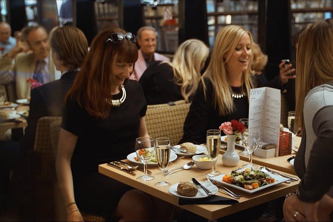 London Dinner Cruise on the Thames River - Live music and dancing after dinner