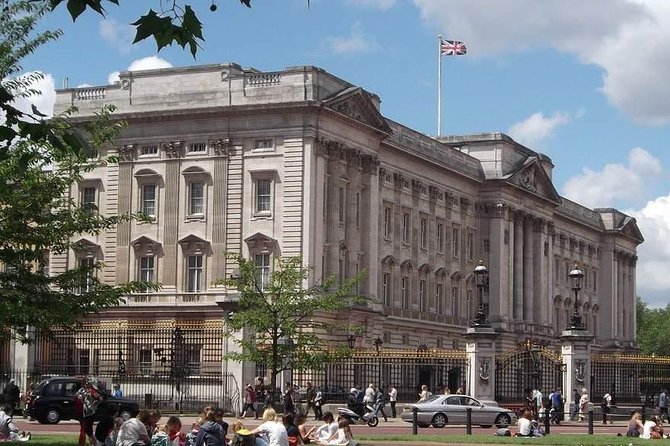 London Royal Highlights - Private Taxi Tour with Hotel Pickup - Buckingham Palace in a short royal introduction