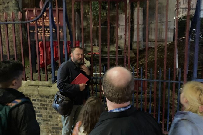 London's Ghosts & Gruesome Past Nighttime Walking Tour - Starting at Farringdon with a girl who never left