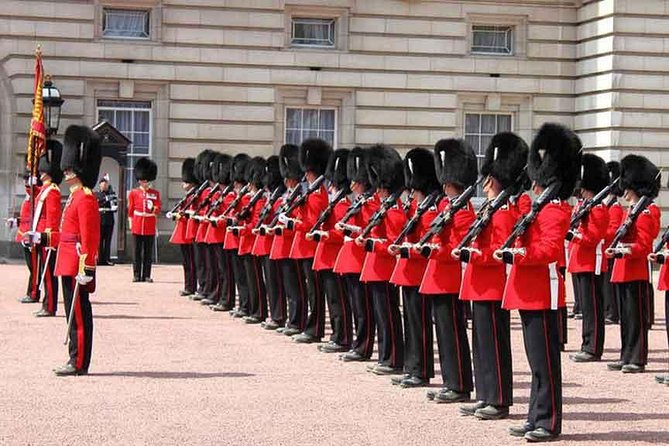 London's Palaces & Parliament Tour (See Over 20+ London Top Sights) - Trafalgar Square and the story between the palaces
