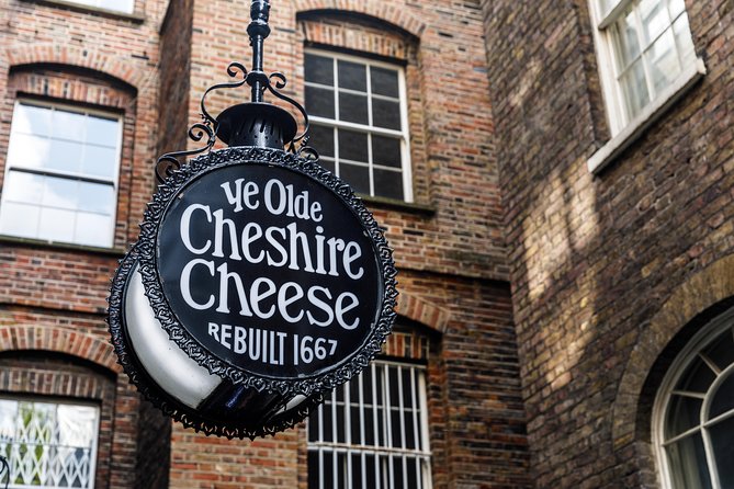 London Small Group Tour of Historical Pubs - Dickens, writers, and a 17th-century pub