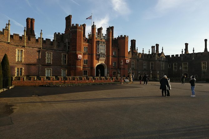 Luxury Private Day Hire London-London Stopover at Windsor & Hampton Court Palace - Windsor Castle From 10:10am to 1:10pm