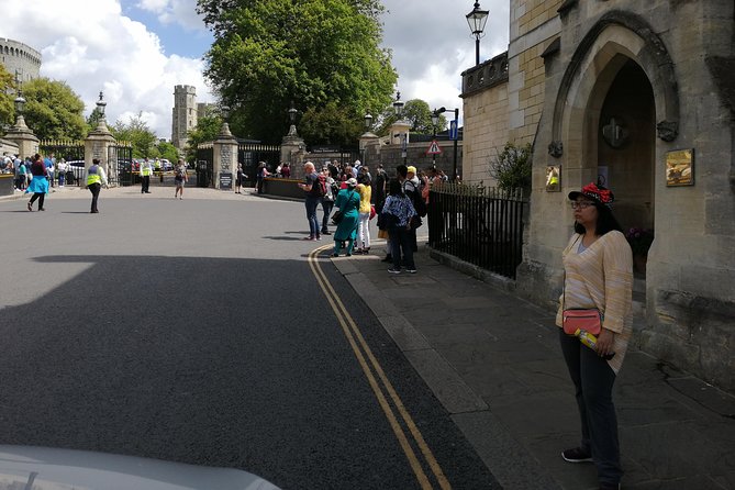 Luxury Private Vehicle Day Hire from & to London via Stonehenge & Windsor Castle - Leaving London at 7am
