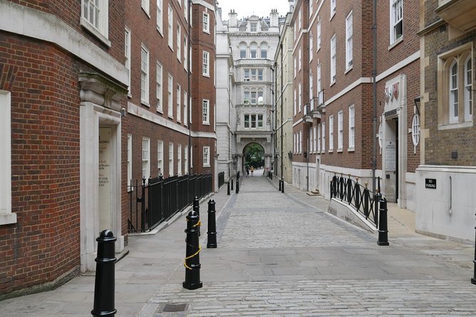 Mary Poppins Small Group Walking Tour of London - The guides make the biggest difference