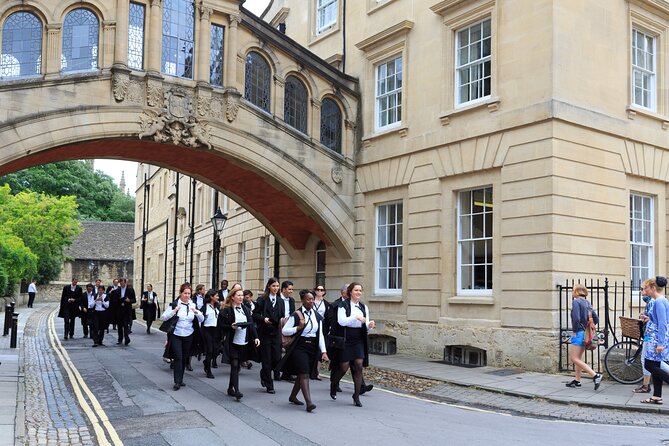 Oxford University Walking Tour by Alumni™ & Optional New College - Finding the guide on Broad Street