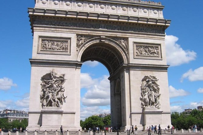 Paris by Rail - Sightseeing Bus and Eiffel Tower Champagne Lunch - Seeing the Arc de Triomphe from the coach