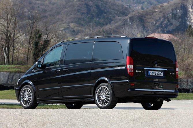 Private Airport Arrival Transfer: London Heathrow to Central London - Flight tracking is the most useful safety net