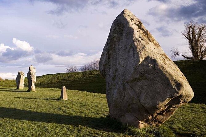 Private Archaeologist Guided Tour Stonehenge, Salisbury & Avebury - Silbury Hill: prehistoric engineering on a huge scale