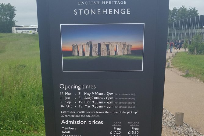 Private Arrival Transfer: Heathrow Airport to London with Stopover at Stonehenge - Meeting your chauffeur at Heathrow