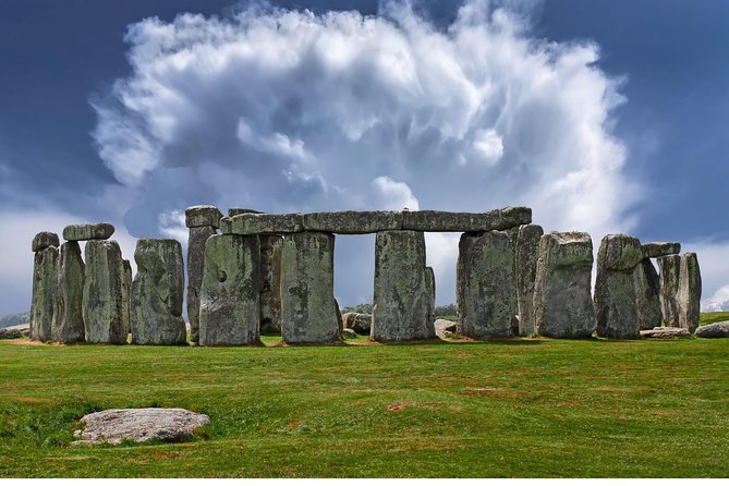 Private Chauffeured Minivan Tour of Stonehenge from London - Walking around the stone circle for about one hour