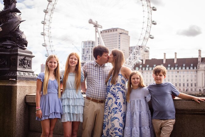 Private landmarks photoshoot for families and couples - London Eye views in about 15 minutes