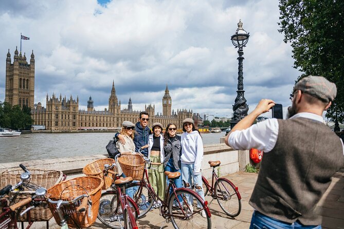 Private Royal London Bike Tour with pub & street art - Making your mark in the Banksy Tunnel
