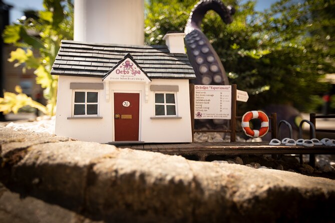 Private Self-Guided Dinky Door Hunt in Cambridge - Sussex Street and Jesus Green