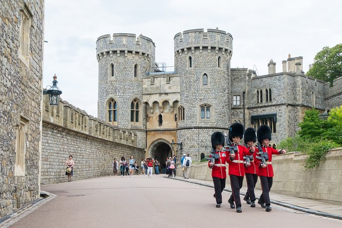 Private Tour to Stonehenge and Windsor Castle - A 7:30 a.m. pickup from central London