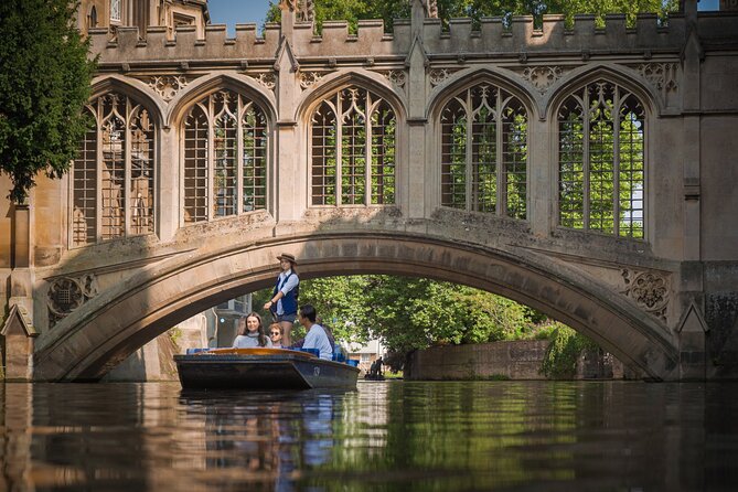 Punting Tour in Cambridge - St. John’s College and the covered bridge
