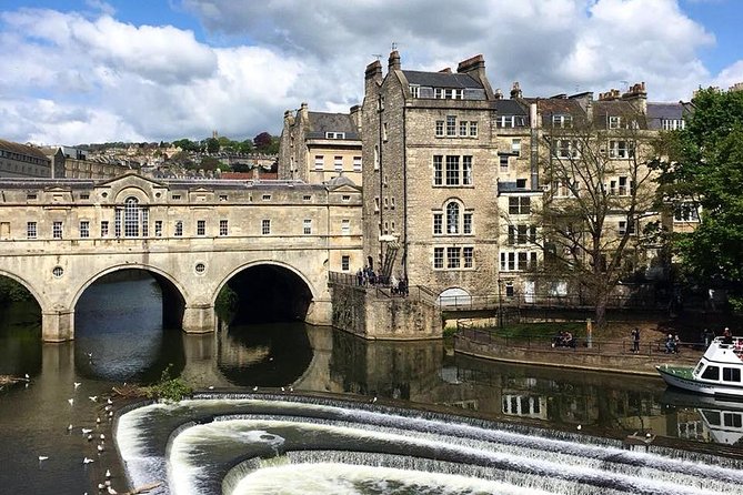 Roman Baths Entry and Walking Tour with Blue Badge Tour Guide - Pulteney Bridge offers Bath’s postcard view