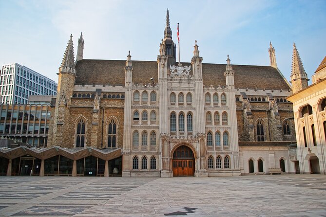 Roman Ruins to Blitz Bombings: A Walking Tour of London's Fiery History - Guildhall and the medieval City