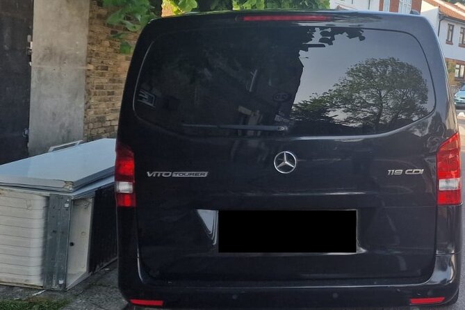 Round Trip Taxi Transfer - Luton Airport To & From London - Meeting your driver at Costa Coffee
