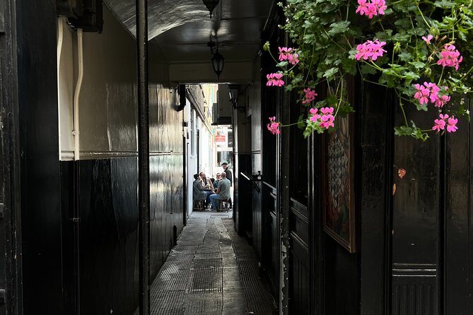 Royal Historic Pubs Walking Guided Tour in London - The guides are the heart of the experience