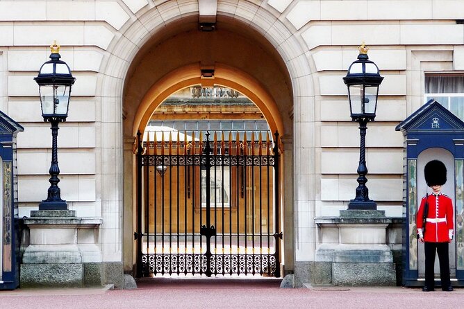 Royal London Guided Tour with Changing of the Guard - St James’s Park and the approach to Buckingham Palace