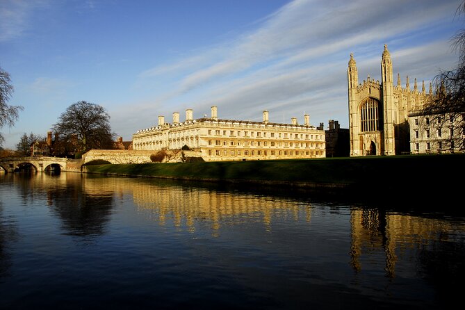 Shared Guided Punting Tour of Cambridge - Riverside colleges, gardens, and the famous bridges