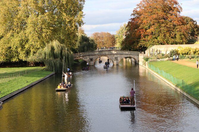 Shared Punt Tour - Cambridge - The Bridge of Sighs and the Wedding Cake Building