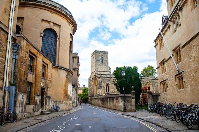 Social Distancing Specialised Oxford University Walking Tour With Student Guides - Hertford College and the Bridge of Sighs