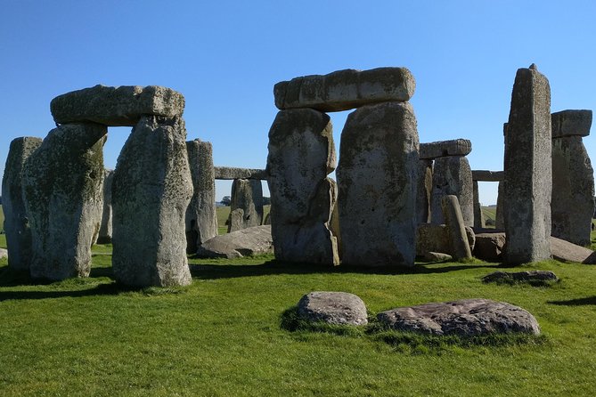 Stonehenge Half-Day luxury guided tour from Bath for 2-8 - The return journey and possible village stop