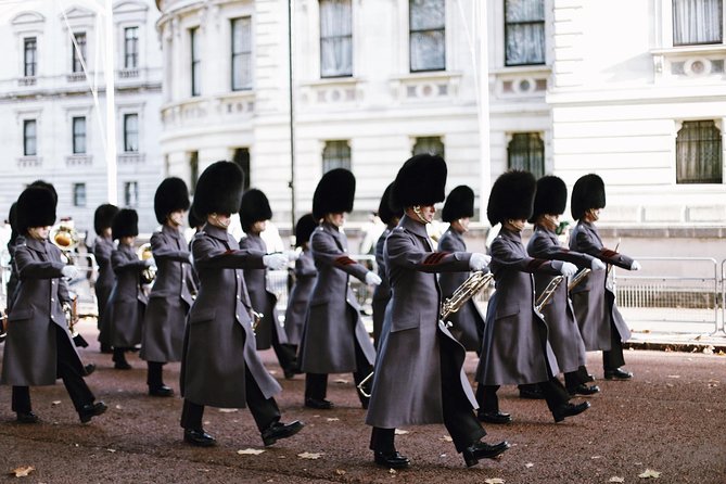 The Changing of the Guard - Exclusive Guided Walking Tour - What the guide adds to the experience