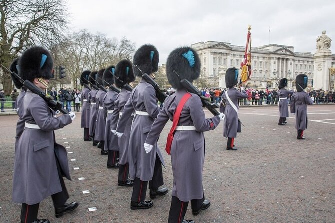 The Changing of the Guard Tour and Buckingham Palace - Watching the guards from a smart viewpoint