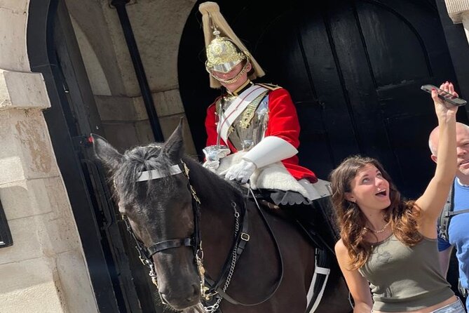 The Changing of the Guard Tour and Buckingham Palace - Finishing at Trafalgar Square