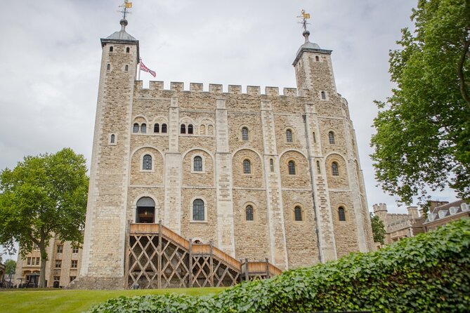 VIP Tower of London and Crown Jewels Tour with Private Beefeater Meet & Greet - A one-on-one moment with a Yeoman Warder