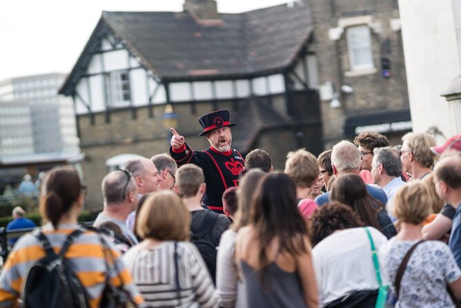 VIP Tower of London and Crown Jewels Tour with Private Beefeater Meet & Greet - Why the guide can make or break the morning