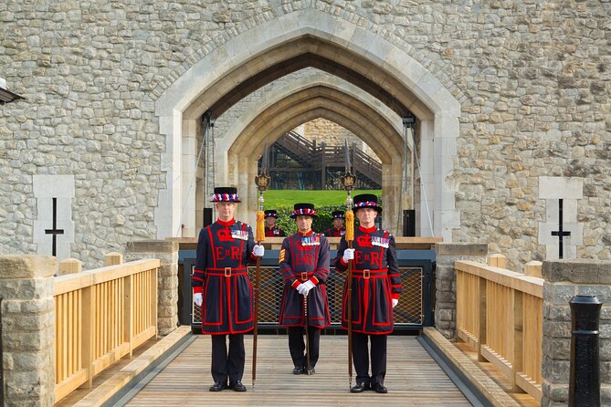 VIP Tower of London and Crown Jewels Tour with Private Beefeater Meet & Greet - Walking the Tower grounds and battlements