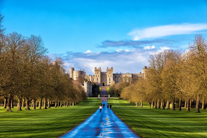 Windsor Castle, Stonehenge & Oxford Private Car Tour from London - Mercedes comfort and the long road between stops
